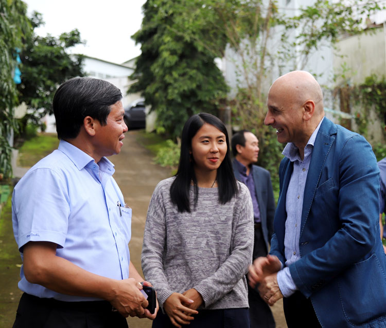 Ngài Đại sứ Antonio Alessandro trò chuyện thân mật với đồng chí Nguyễn Văn Triệu – Bí thư Thành ủy Bảo Lộc
