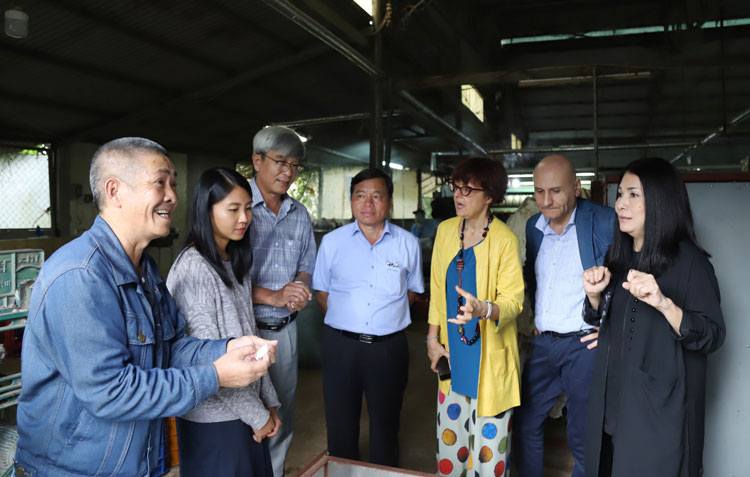 Ngài Đại sứ Antonio Alessandro và Phu nhân đến thăm và tìm hiểu quy trình ươm tơ tại Công ty Nhật Minh