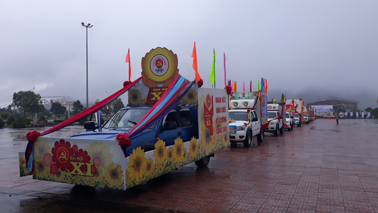 Các xe tuyên truyền xuất phát tại huyện Cát Tiên