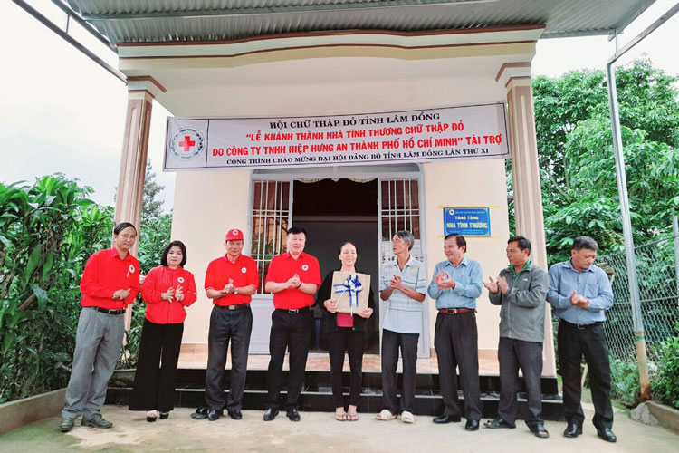 Hội CTĐ tỉnh cùng nhà tài trợ và chính quyền địa phương khánh thành nhà tình thương CTĐ trao tặng gia đình ông Nguyễn Nho Huệ (Thôn 3, xã Tân Lạc, Bảo Lâm)