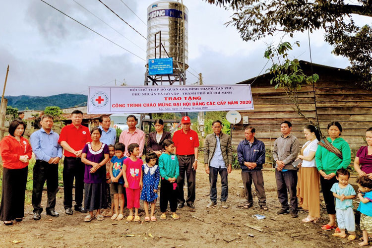 Hội CTĐ tỉnh và nhà tài trợ trao tặng công trình giếng nước sạch cho bà con Thôn 1 (xã Lộc Lâm, Bảo Lâm)