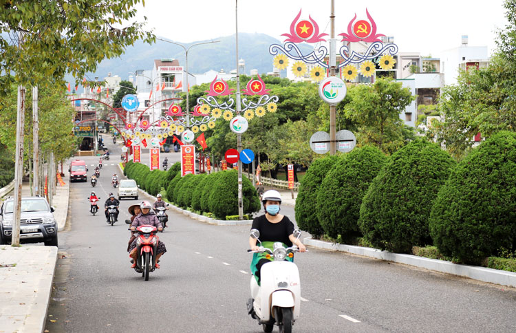 Đường phố Bảo Lộc rực rỡ cờ hoa chào mừng Đại hội Đảng bộ tỉnh Lâm Đồng