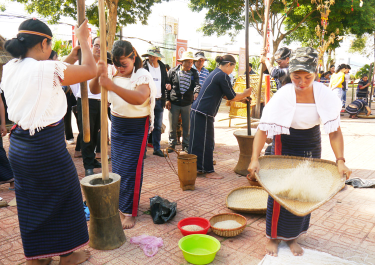 Nhiều nét đẹp văn hóa truyền thống, phong tục tập quán được phục dựng tại lễ hội.
