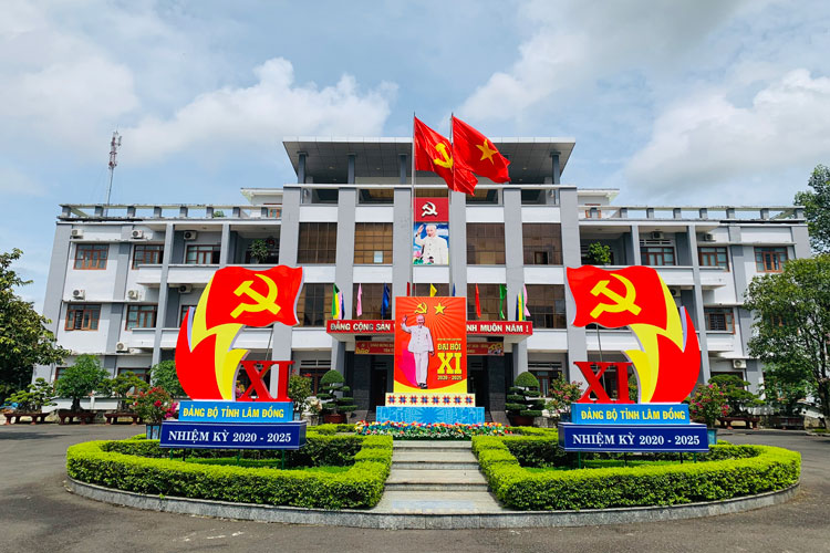 Trụ sở Huyện ủy, Khối MTTQ và các đoàn thể được trang hoàng để chào mừng Đại hội Đảng bộ tỉnh Lâm Đồng lần thứ XI
