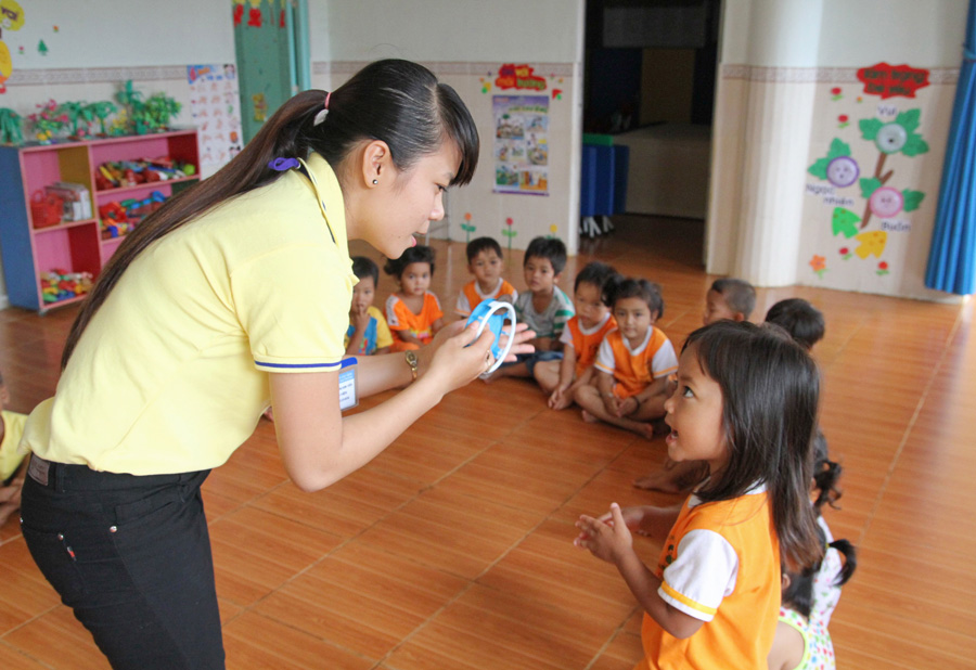 Dạy hát bằng tiếng Việt cho trẻ đồng bào dân tộc thiểu số tại Trường Mẫu giáo Đồng Nai Thượng (huyện Cát Tiên). Ảnh: Đông Anh