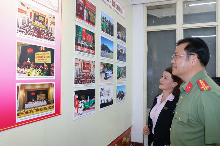 Lãnh đạo Công an tỉnh và Sở Văn hoá Thể thao Du lịch xem khu trưng bày tư liệu đại hội Đảng các cấp
