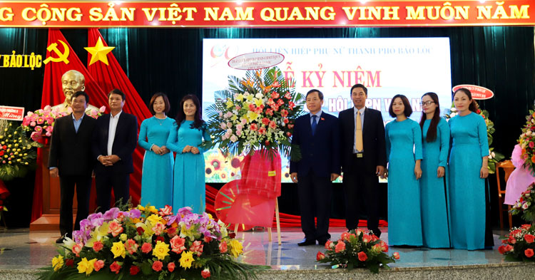 Lãnh đạo TP Bảo Lộc tặng hoa chúc mừng Hội LHPN thành phố
