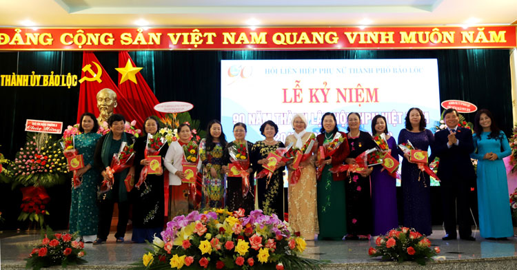 Bí thư Thành ủy Bảo Lộc Nguyễn Văn Triệu tặng hoa chúc mừng các đại biểu nguyên là cán bộ, lãnh đạo thành phố và Hội LHPN TP Bảo Lộc qua các thời kỳ