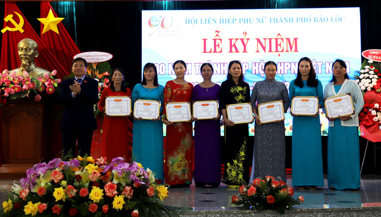  UBND TP Bảo Lộc khen thưởng các tập thể xuất sắc