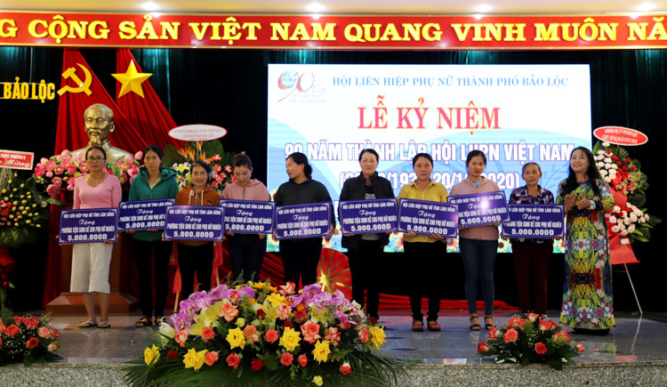 Bà Hồ Thị Thu Nguyệt – Phó Chủ tịch Thường trực Hội LHPN tỉnh Lâm Đồng trao sinh kế cho phụ nữ khó khăn TP Bảo Lộc