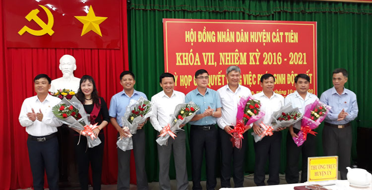 Lãnh đạo Huyện ủy, HĐND, UBND huyện Cát Tiên tặng hoa chúc mừng các đồng chí được bầu giữ chức danh mới