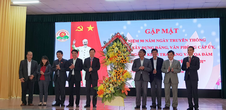 Lãnh đạo huyện Lạc Dương tặng hoa chúc mừng các ban xây dựng Đảng, Văn phòng Huyện ủy và Ủy ban Kiểm tra Huyện ủy