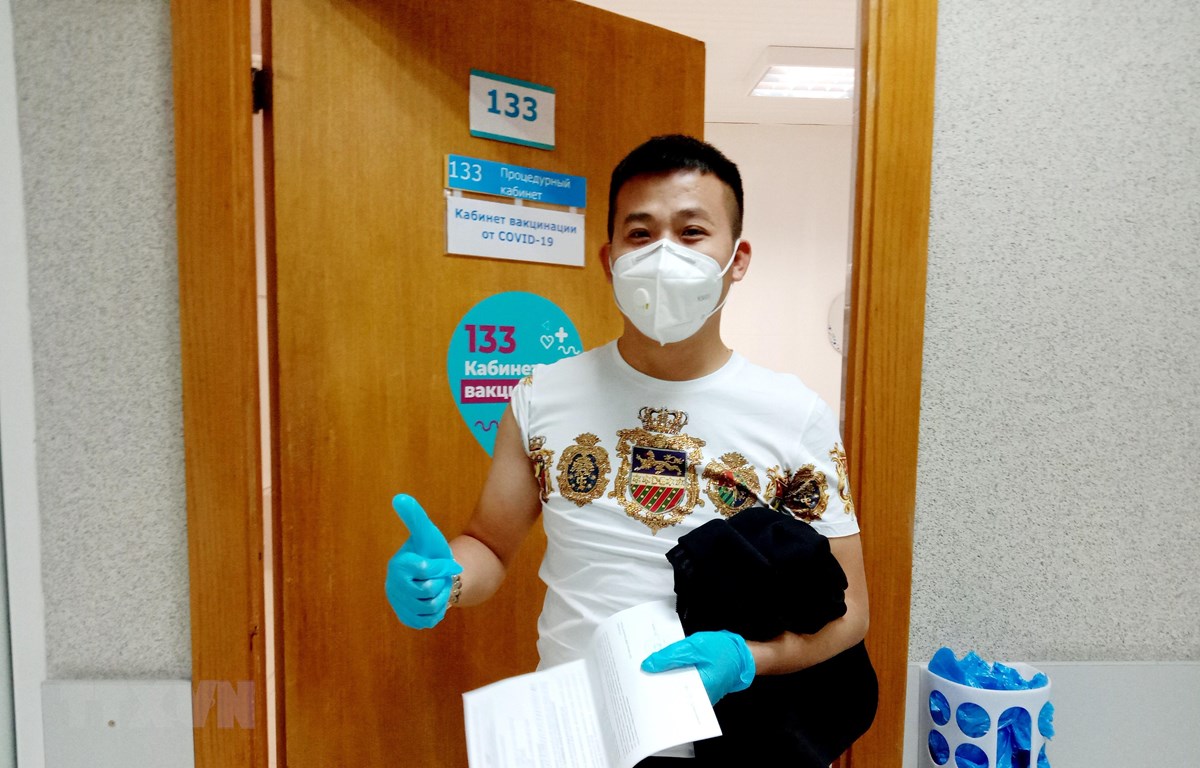 Anh Hồ Anh Tuấn (quê Nghệ An) tự nguyện tham gia chương trình vắcxin vì mục đích kinh tế tại bệnh viện số 220 ở trung tâm Moskva