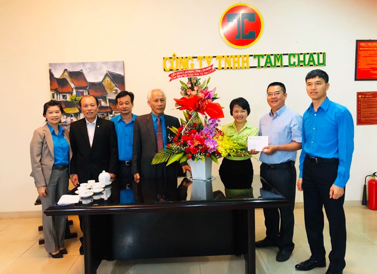 Đồng chí Phạm Văn Được - Phó Chủ tịch thường trực LĐLĐ tỉnh thăm, chúc mừng các doanh nghiệp