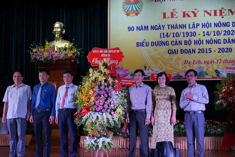 Các đồng chí lãnh đạo huyện Đạ Tẻh trao tặng lẵng hoa chúc mừng