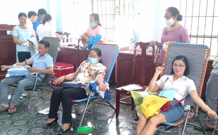 Người dân Cát Tiên tham gia hiến máu