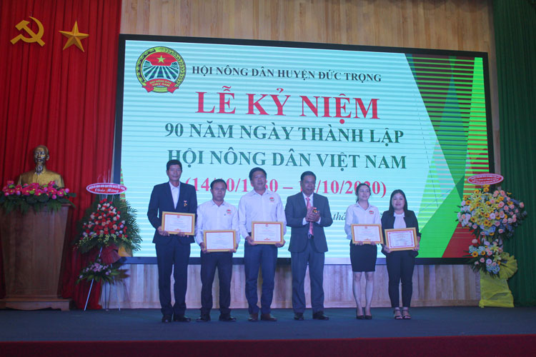 Đồng chí Nguyễn Ngọc Tuấn - Chủ tịch Hội Nông dân huyện Đức Trọng, trao giấy khen cho các cá nhân, tập thể có thành tích xuất sắc trong việc thực hiện các công trình chào mừng Đại hội Đảng các cấp