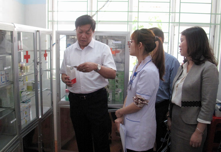 Thứ trưởng Bộ Y tế Đỗ Xuân Tuyên trao đổi về công tác dược tại Trạm Y tế xã Tân Văn (Lâm Hà). Bộ Y tế đánh giá cao Lâm Đồng triển khai tốt hoạt động các trạm y tế theo nguyên lý y học gia đình