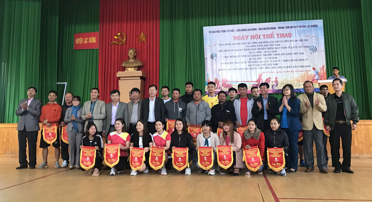 Lãnh đạo huyện Lạc Dương và Ban Tổ chức tặng cờ lưu niệm cho các đội tham gia Ngày hội thể thao
