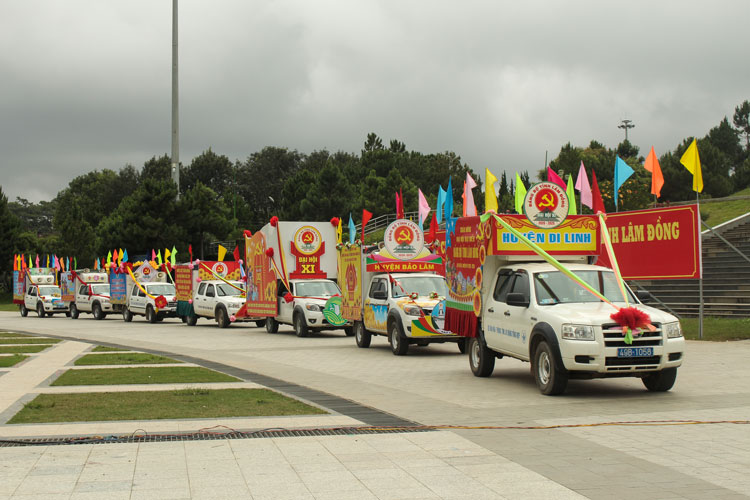 Sau khi diễu hành ở khắp các huyện thành trong tỉnh, đoàn xe tuyên truyền đã đến Quảng trường Lâm Viên