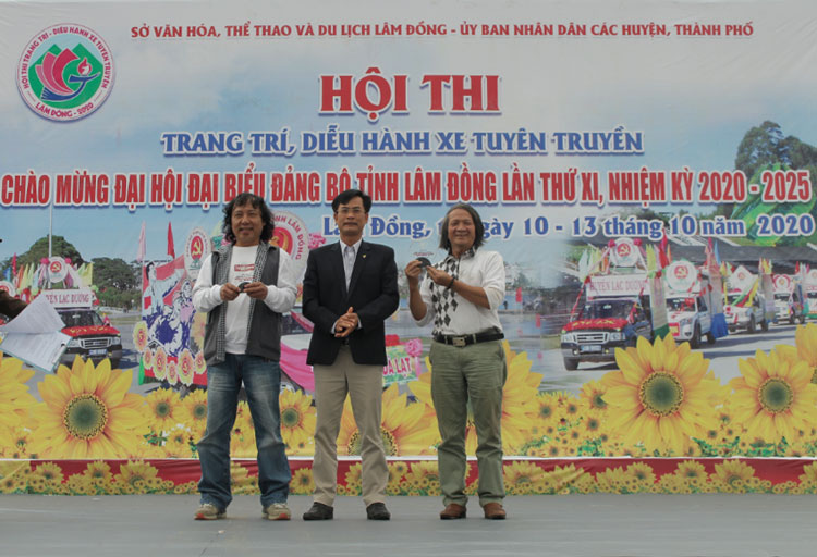 Trao biểu trưng lưu niệm cho 2 nghệ sĩ tạo hình là họa sĩ Vi Quốc Hiệp và nhà điêu khắc Đinh Thanh làm giám khảo của cuộc thi