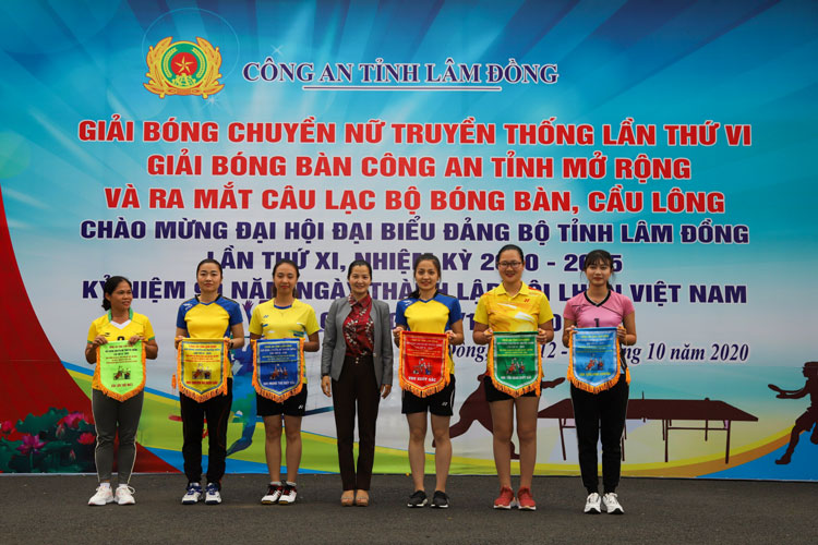 Bí Thư Tỉnh Đoàn Lâm Đồng - Trần Thị Trúc Quỳnh trao giải cho các nữ VĐV bóng chuyền đạt thành tích cá nhân