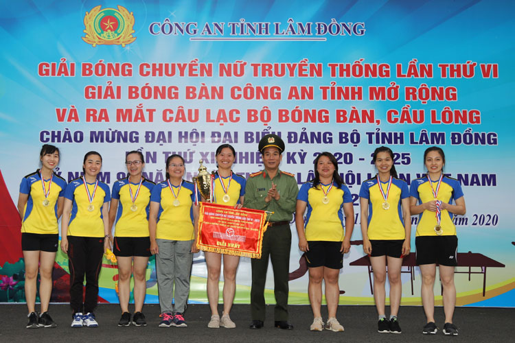 Phó Giám đốc Công an tỉnh Lâm Đồng - Lê Hồng Phong trao giải cho đội đạt giải nhất môn bóng chuyền