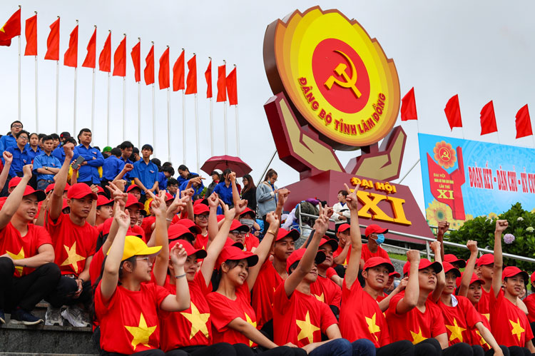 Các bạn trẻ biểu diễn văn nghệ tại Quảng trường Lâm Viên, nơi được trang hoàng cờ, hoa, khẩu hiệu chào mừng Đại hội Đảng bộ tỉnh