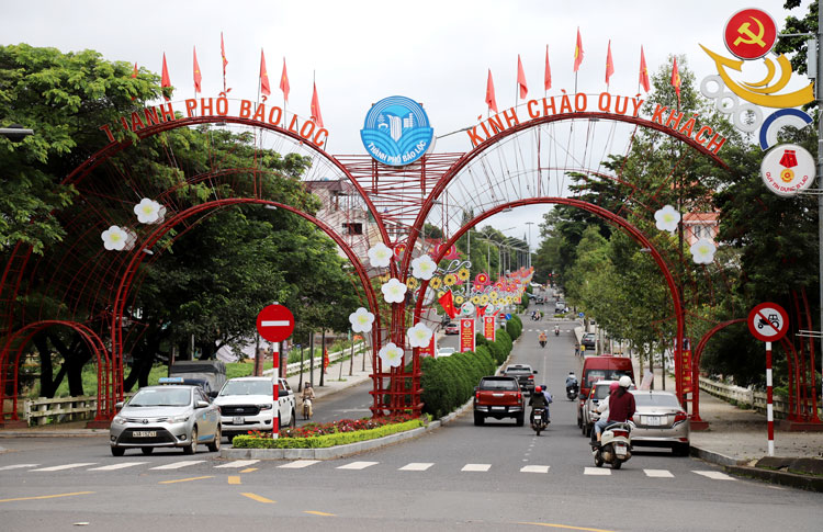 Cổng chào vào trung tâm thành phố Bảo Lộc được trang hoàng cờ hoa rực rỡ chào mừng Đại hội Đảng bộ tỉnh