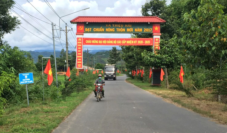 Các vùng nông thôn huyện Đạ Tẻh lung linh cờ hoa rực rỡ chào mừng Đại hội Đảng bộ tỉnh. Ảnh: T.T.A.Quốc