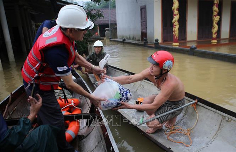 Lực lượng cứu hộ trao quà cho nhân dân vùng lũ xã Hải Sơn, huyện Hải Lăng (Quảng Trị)