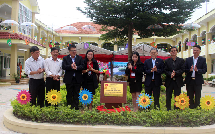 Các đại biểu gắn biển công trình Trường Mầm non xã Phú Hội