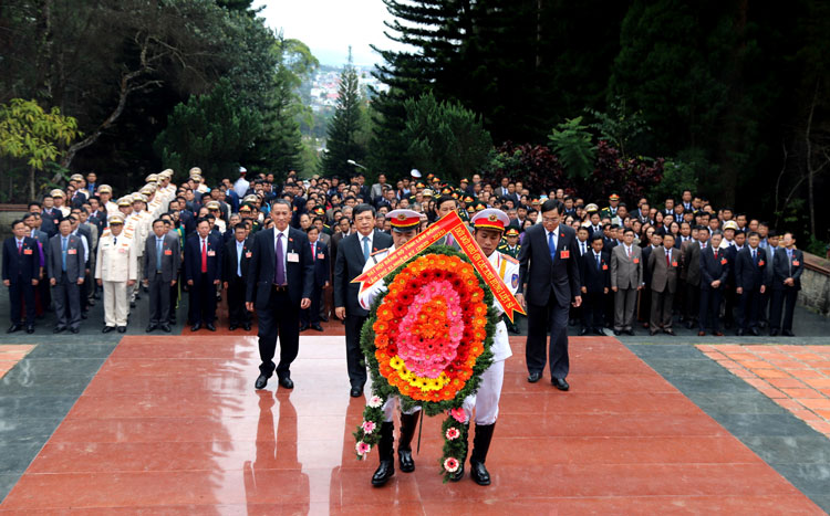 Lãnh đạo Tỉnh ủy, HĐND và UBND tỉnh Lâm Đồng dâng hoa lên Đài tưởng niệm tưởng nhớ, tri ân các Anh hùng Liệt sĩ