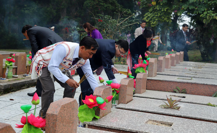 Đại biểu đồng bào dân tộc thiểu số dự Đại hội đại biểu Đảng bộ tỉnh Lâm Đồng lần thứ XI, nhiệm kỳ 2020 – 2025 dâng hương các phần mộ Anh hùng liệt sĩ