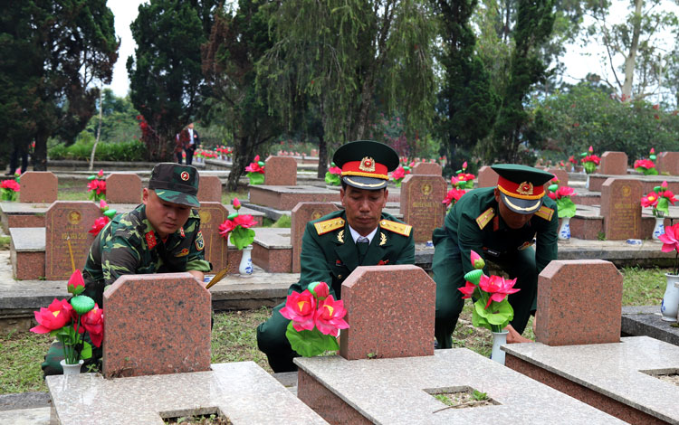 Đại biểu lực lượng vũ trang tỉnh Lâm Đồng dâng hương các phần mộ Anh hùng liệt sĩ