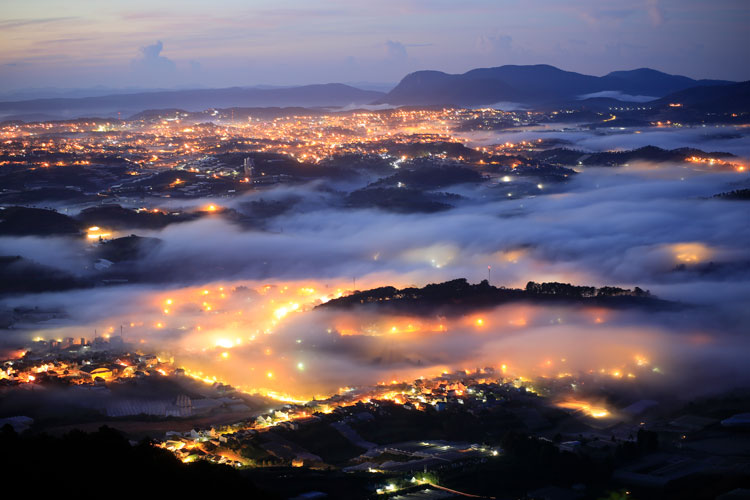 Thiên đường du lịch Đà Lạt trong sương - nhìn từ đỉnh núi LangBiang