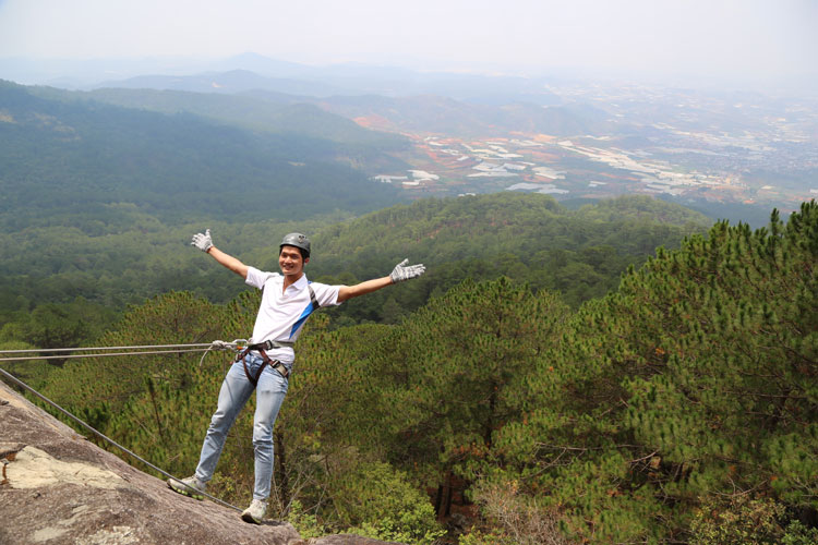 Leo vách đá - hoạt động du lịch mang yếu tố mạo hiểm trên núi LangBiang