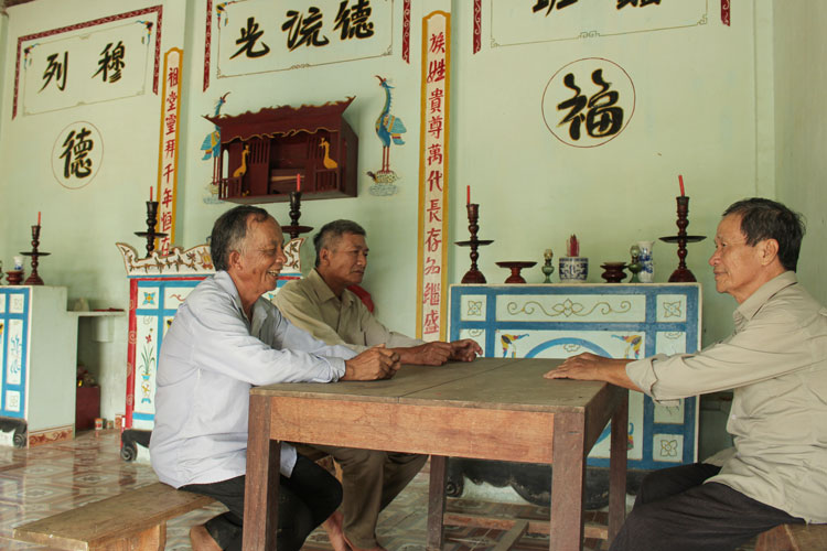Các bậc cao niên trong họ Võ - Quảng Trị (Đạ Tẻh) bàn việc khuyến học của con trẻ tại nhà thờ họ