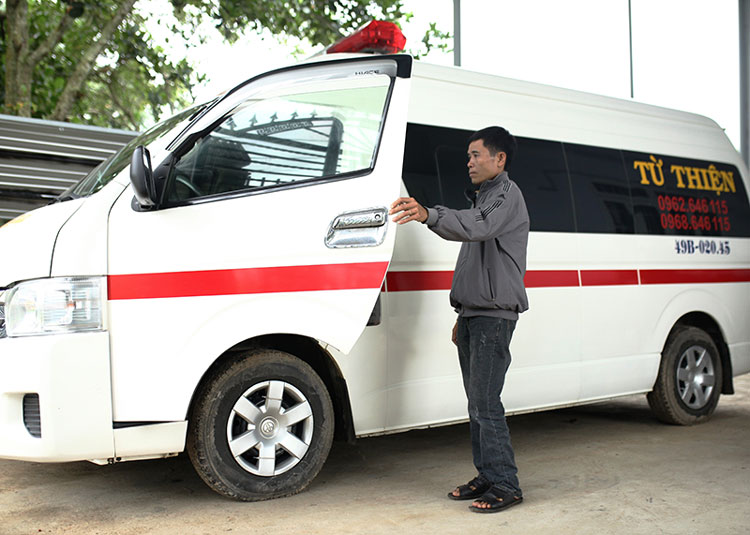 Chuyến xe cấp cứu “0 đồng” được trang bị với các thiết bị chuyên dụng, sẵn sàng hỗ trợ cho bệnh nhân nghèo