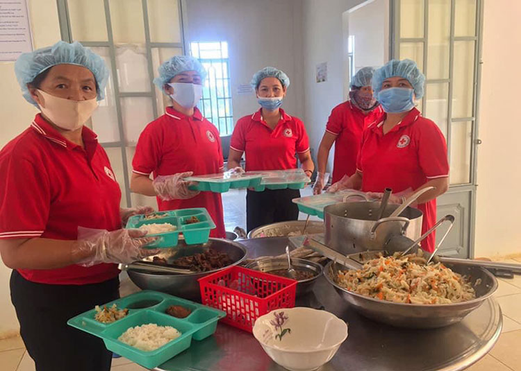 Các tình nguyện viên chuẩn bị bữa ăn cho bệnh nhân nghèo tại Bếp ăn tình thương CTĐ huyện Di Linh