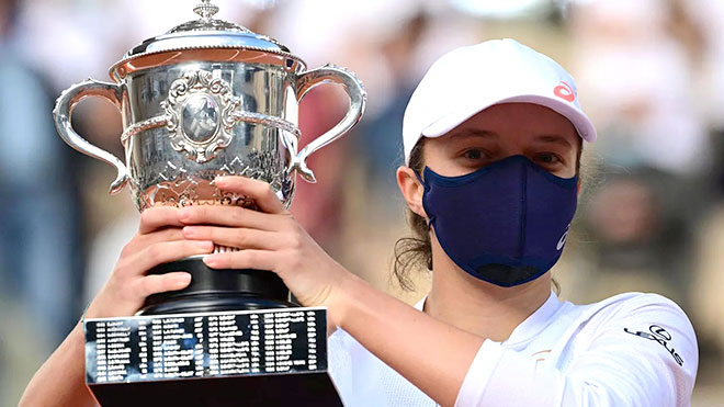 Iga Swiatek với chiếc cúp vô địch đơn nữ Roland Garros 2020
