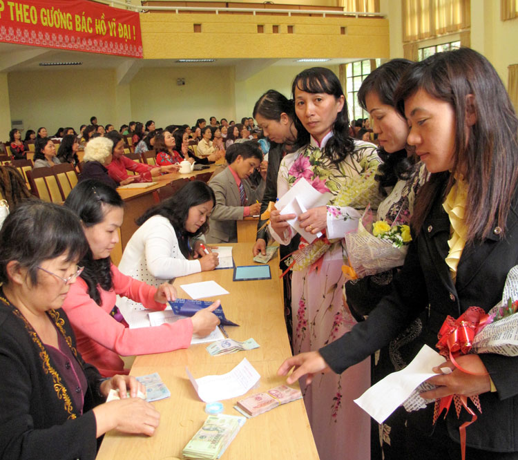 Hội viên phụ nữ thành phố Đà Lạt đóng góp xây dựng Quỹ tiết kiệm hỗ trợ phụ nữ khởi nghiệp, trước đây là mô hình “Tiết kiệm vì phụ nữ nghèo”, hàng năm gây quỹ vào dịp kỷ niệm Ngày Sinh nhật Bác