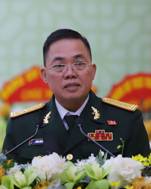 Đại tá Trần Văn Khương - Chính ủy Bộ CHQS tỉnh trình bày tham luận