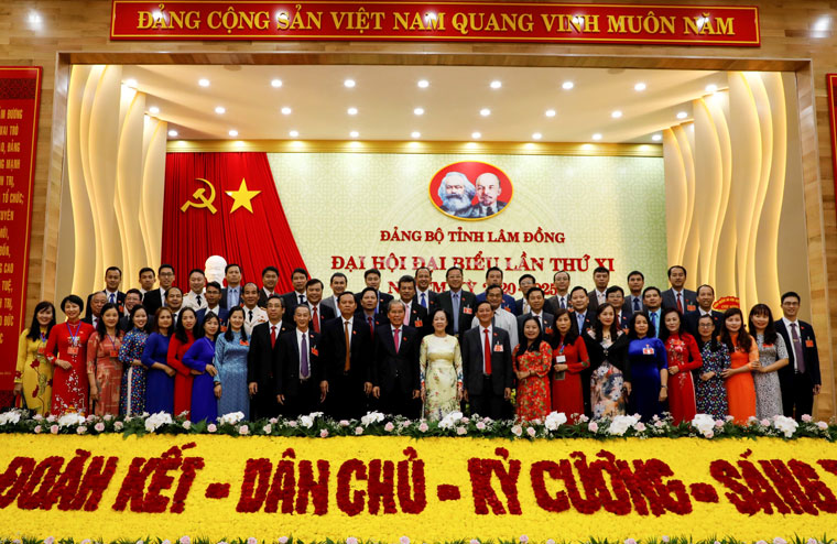 Đồng chí Trương Thị Mai - Ủy viên Bộ Chính trị, Bí thư Trung ương Đảng, Trưởng Ban Dân vận Trung ương chụp hình lưu niệm cùng các đại biểu tại Đại hội