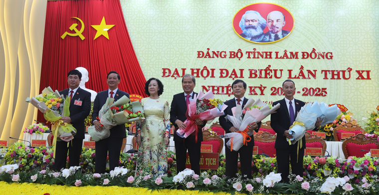 Đồng chí Trương Thị Mai - Ủy viên Bộ Chính trị, Bí thư Trung ương Đảng, Trưởng Ban Dân vận Trung ương tặng hoa chúc mừng Đại hội