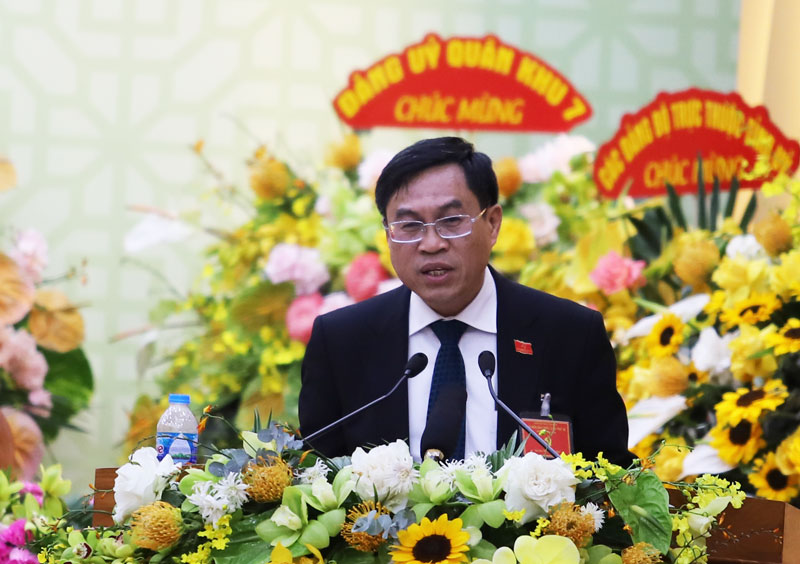 Đồng chí Võ Ngọc Hiệp - Chủ tịch Ủy ban MTTQ Việt Nam tỉnh trình bày báo cáo tổng hợp ý kiến đóng góp vào dự thảo văn kiện của Trung ương trình Đại hội Đại biểu toàn quốc lần thứ XIII của Đảng