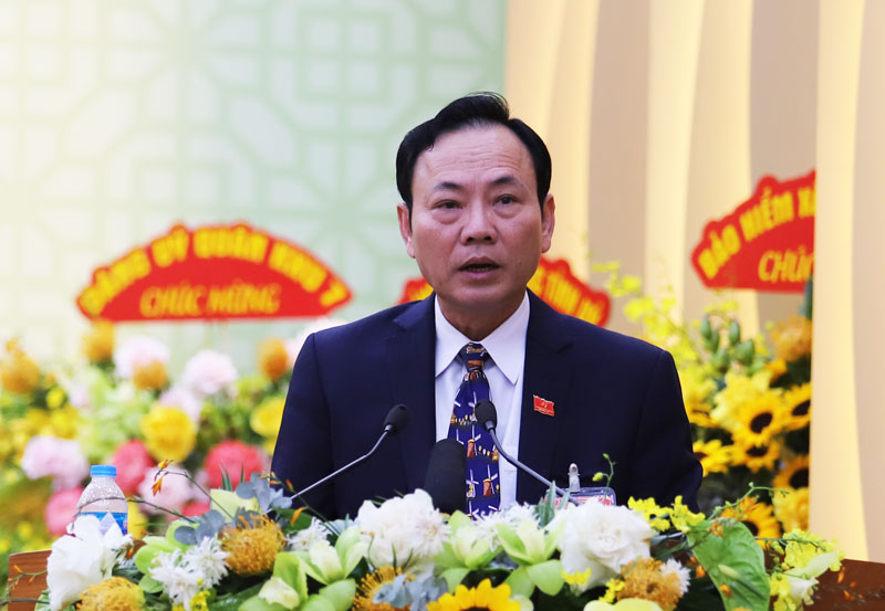 Đồng chí Nguyễn Văn Yên - Phó Chủ tịch UBND tỉnh báo cáo tổng hợp và tiếp thu, giải trình kết quả thảo luận về các chỉ tiêu, các giải pháp chủ yếu nhằm phát triển kinh tế - xã hội, đảm bảo quốc phòng an ninh, xây dựng Đảng, xây dựng hệ thống chính trị nhiệm kỳ 2020 - 2025