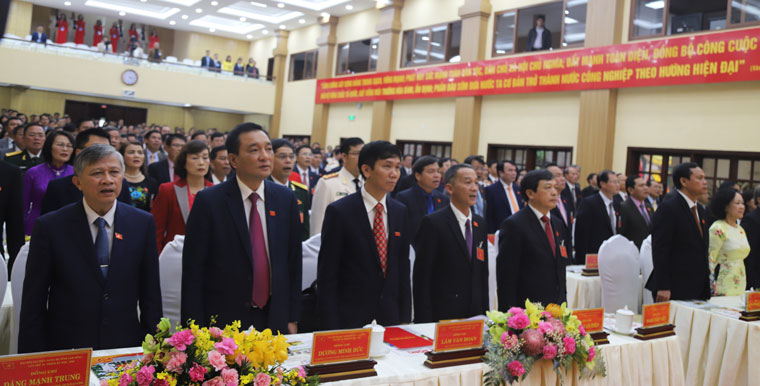 Các đại biểu chào cờ bế mạc Đại hội Đảng bộ tỉnh Lâm Đồng lần thứ XI, nhiệm kỳ 2020 - 2025