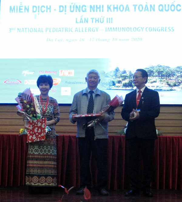 Lãnh đạo Trường Cao đẳng Y tế Lâm Đồng tặng hoa cho các chuyên gia đầu ngành tham dự hội nghị