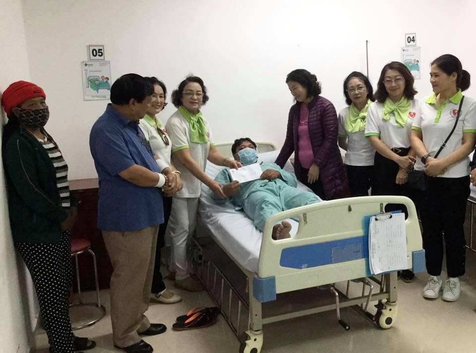 Các hội viên Hội Bảo trợ Bệnh nhân nghèo Lâm Đồng đóng góp tiền giúp đỡ bệnh nhân nghèo tại bệnh viện